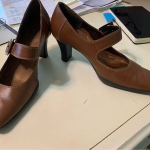 Brown Mary Jane heeled shoes
